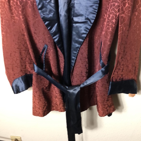 1950 maroon pattern smoking jacket w/black collar, cuff ,belt. No label or size - Picture 2 of 10